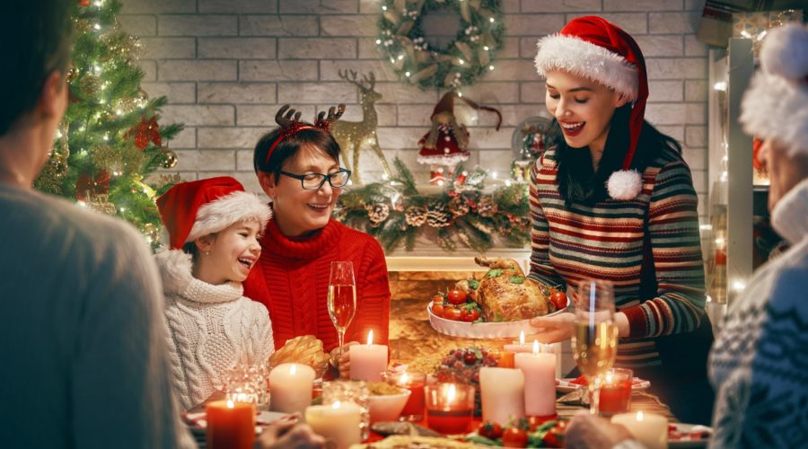 1364692-un-repas-de-noel-en-famille-illustration