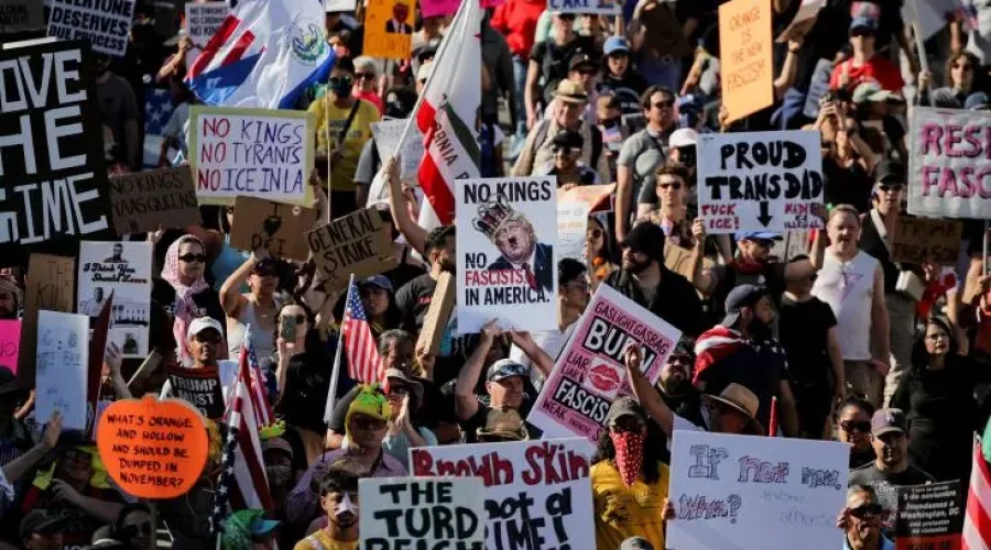 2025-10-18T223325Z_690622970_RC2MEHAJ3GSD_RTRMADP_3_USA-TRUMP-PROTESTS