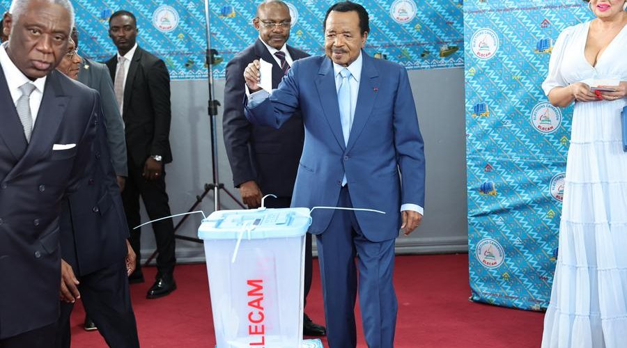 YAOUNDE, 13 octobre (Xinhua) -- Le président camerounais Paul Biya dépose son bulletin dans l'urne d'un bureau de vote lors de l'élection présidentielle à Yaoundé, au Cameroun, le 12 octobre 2025. Le vote de l'élection présidentielle camerounaise a commencé tôt dimanche matin, les électeurs faisant la queue devant les bureaux de vote à travers tout le pays.
   Selon Elections Cameroon (ELECAM), l'organisme chargé des scrutins, plus de huit millions d'électeurs sont appelés à voter dans plus de 31.000 bureaux de vote du pays. (Xinhua/Kepseu)