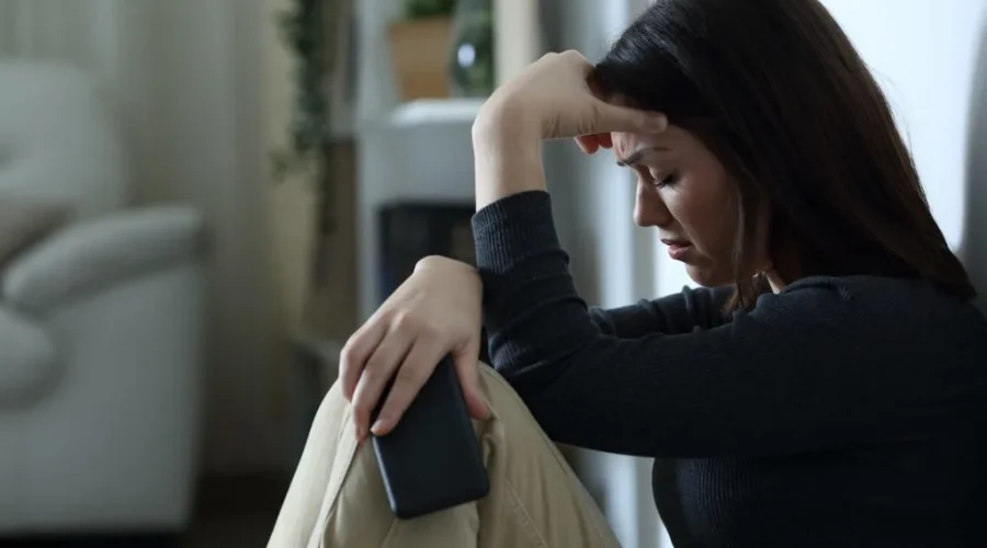 sad-woman-holding-phone-1024x683